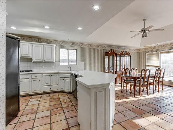 5th image of 307 Club House Dr