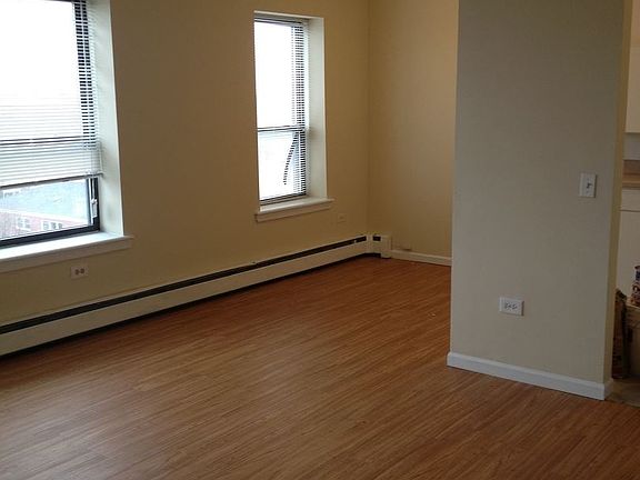 3rd image of 1528 W Morse Ave APT 302
