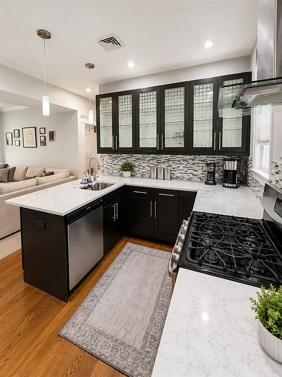 3 bed, 1.0 bath, 872 sqft, $3,275 — Photo 3