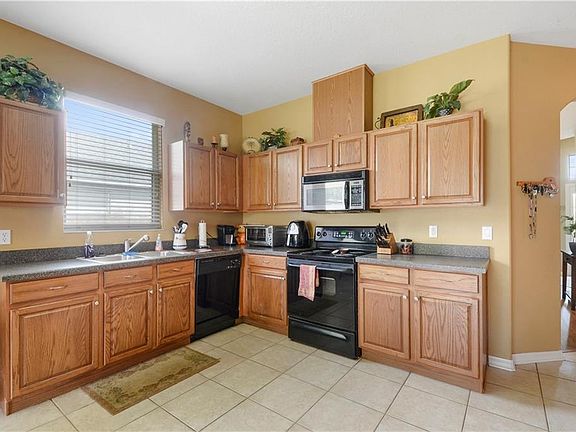 4th image of 550 Home Grove Dr