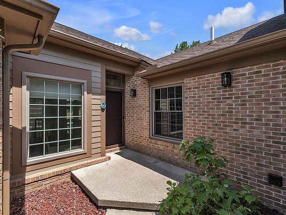 4th image of 4853 Lone Oak Ct #11