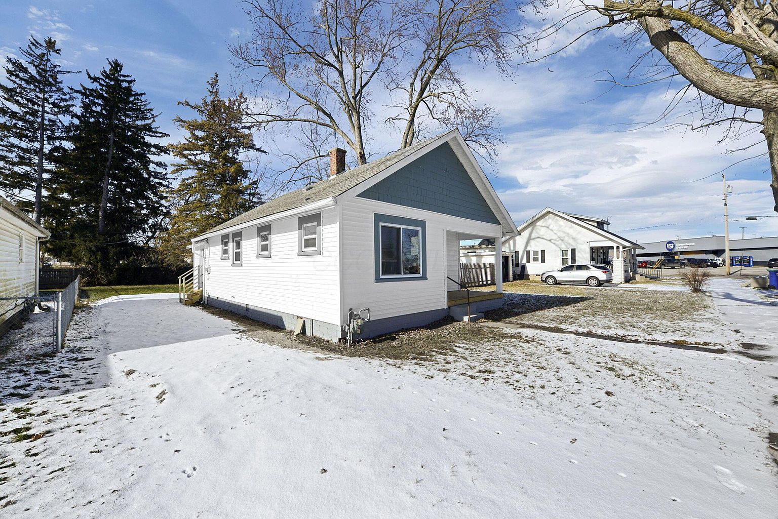 Listing photo 3 for 207 Florence St