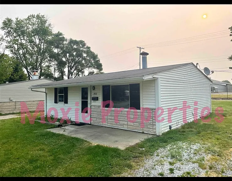 1910 N Lindsay St — Photo 1