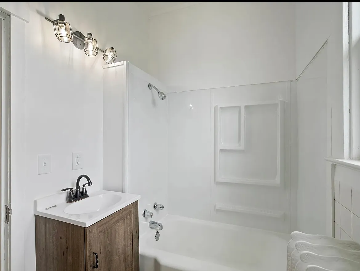 8 bed, $4,200 — Photo 4