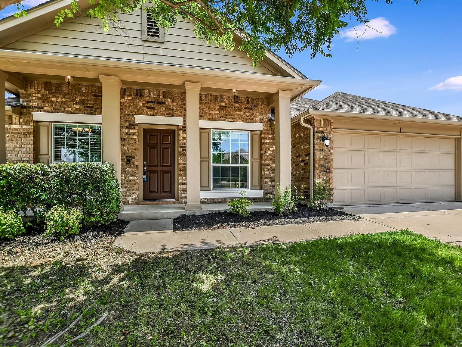4 bed, 2.0 bath, 2213 sqft, $2,300 — Photo 2