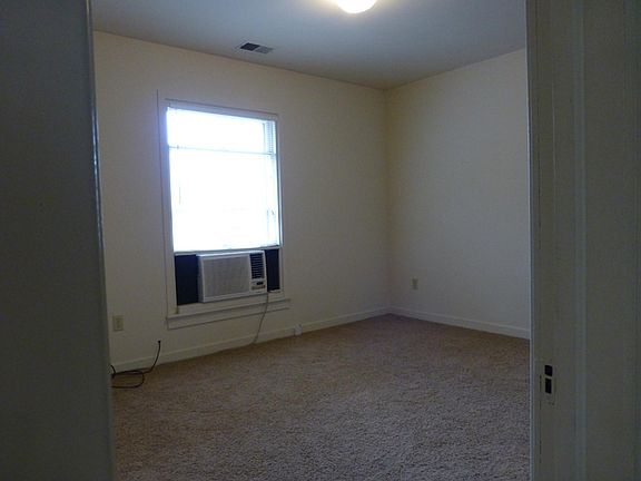 3rd image of 2-605 W Liberty St #2