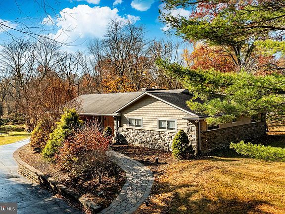 2nd image of 3920 Darby Rd