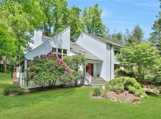 118 Deerfield Ln N, Pleasantville, NY 10570