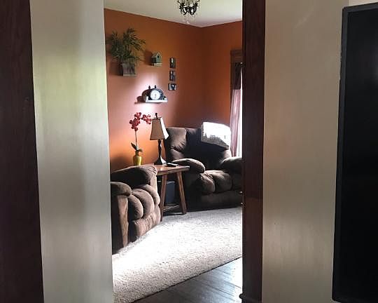 5th image of 104 W Railroad St