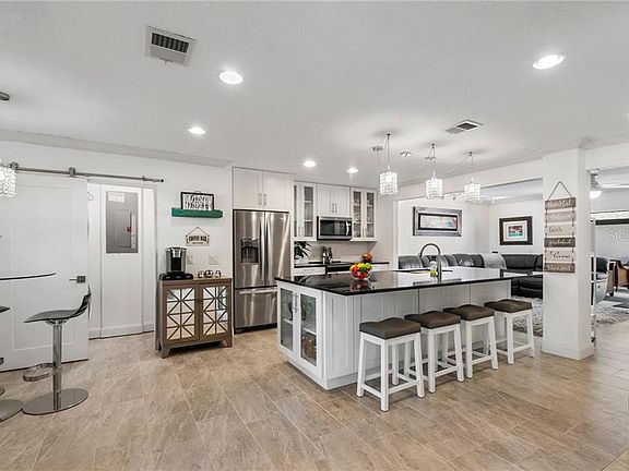 2nd image of 5401 Bayshore Blvd APT C
