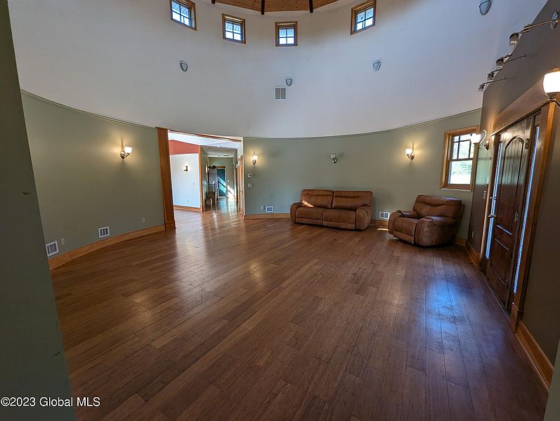 3rd image of 896 Ridge Road