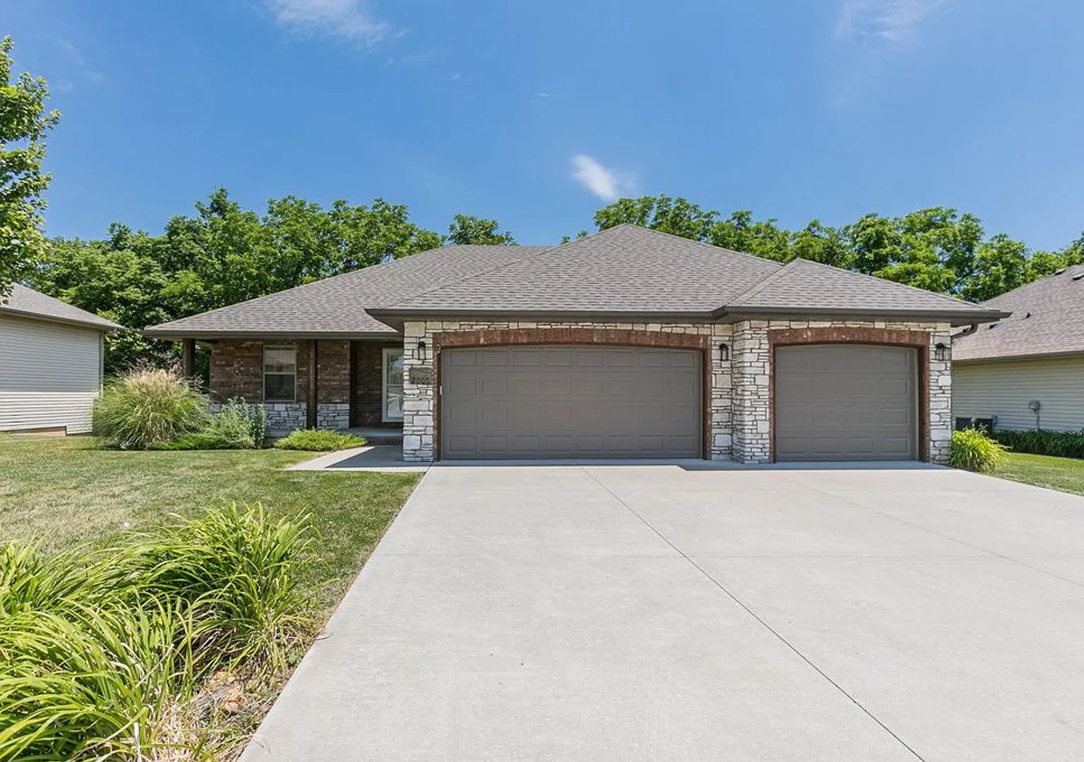 Beautiful All Brick 3 Bed 2 Bath 3 Car Garage Located In Ozark! This Won't Last Long! — Photo 1