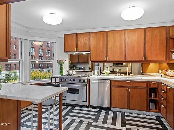 4th image of 114 E 72nd St #45B