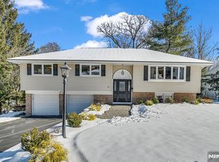 8 Queen Ct, Park Ridge, NJ 07656