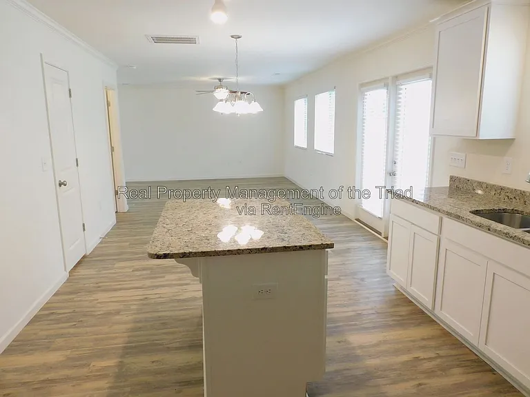 719 Torbay Dr — Photo 7