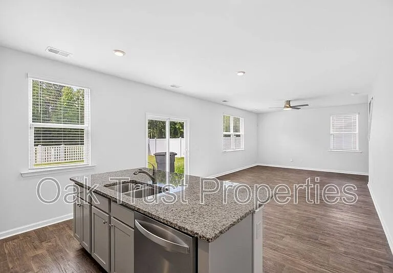 147 Cloverleaf St — Photo 7