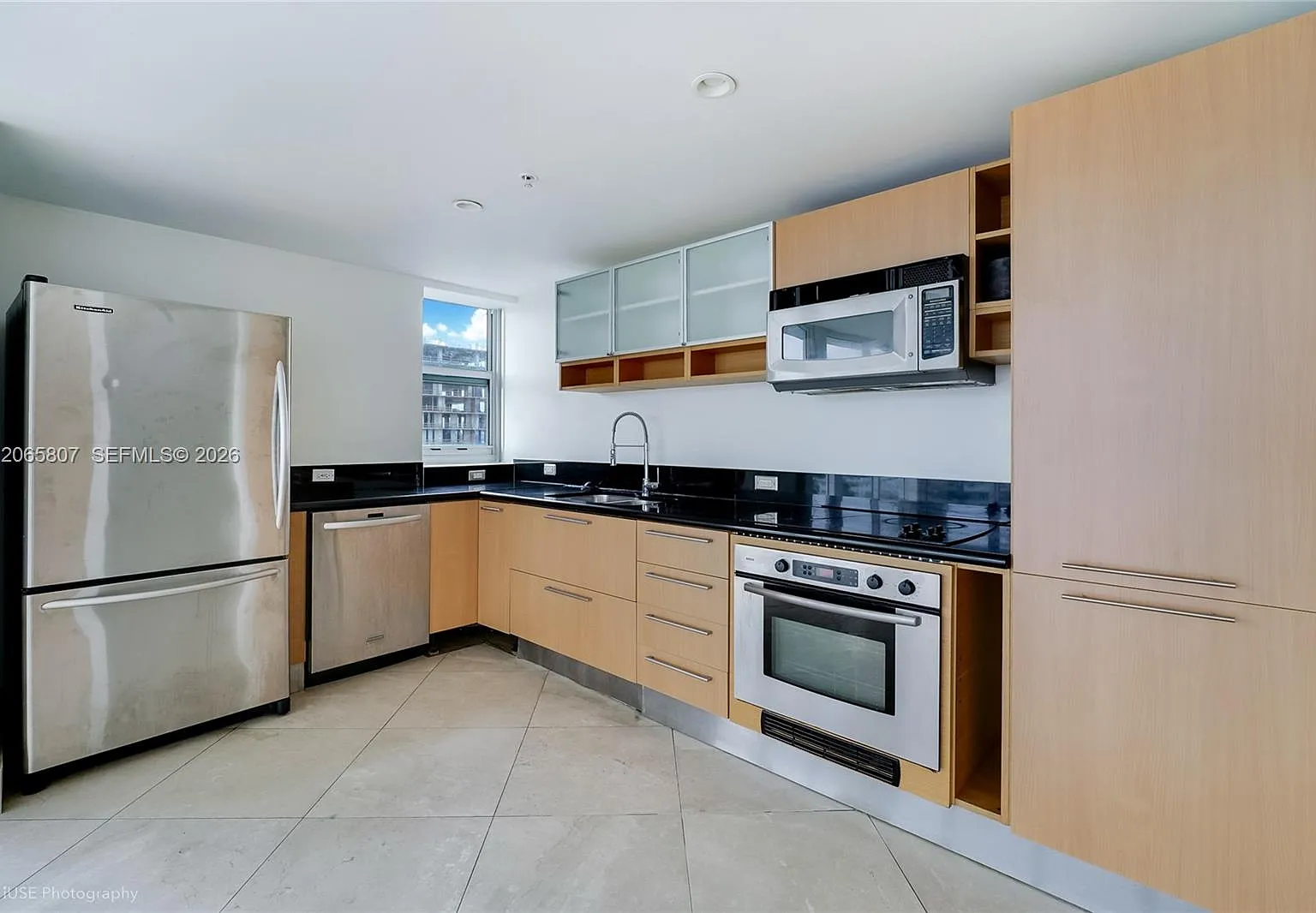 Blue Bay Tower Condo — Photo 2