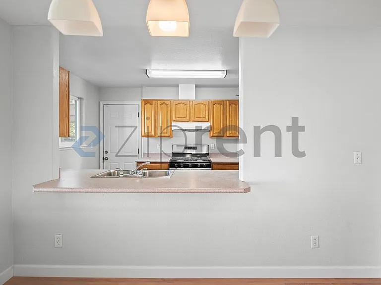 2124 E 20th St — Photo 10