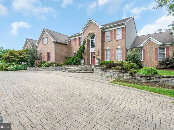 5 Hidden Hollow Dr, Hamilton, NJ 08620