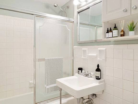 4th image of 315 E 69th St APT 10M