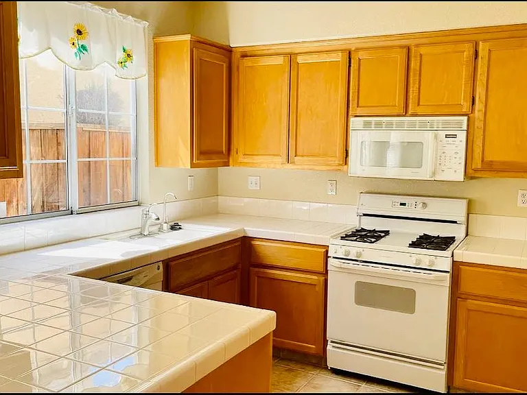 Nicely maintained open kitchen