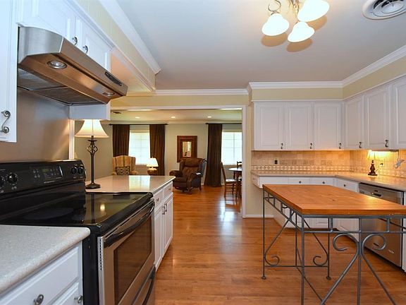 4th image of 144 N Granville St