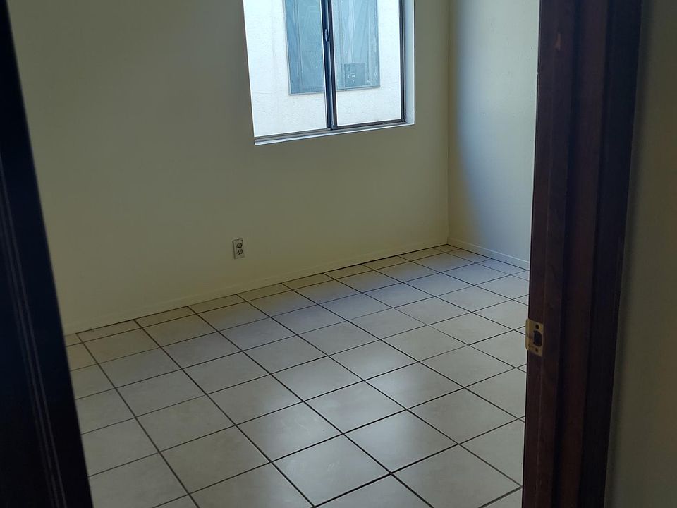 1st image of 536 Palomas Dr SE APT B