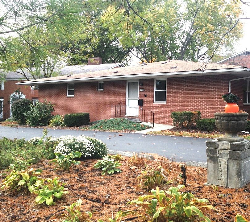 2nd image of 1587 Roxbury Rd