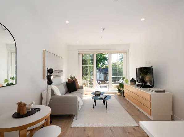 2528 Collingwood St #203, Vancouver, BC V6R 0C1