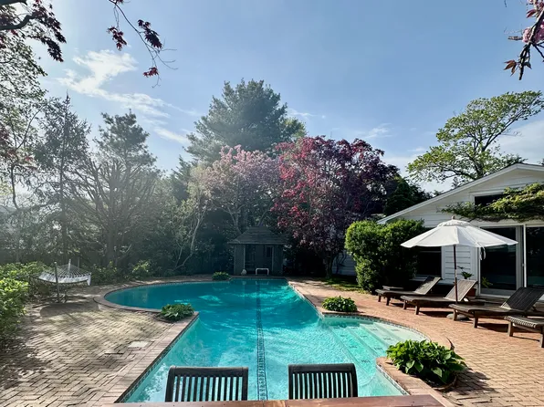 https://photos.zillowstatic.com/fp/5bdd44a1dd24dc8be22bf6fa281b82cc-p_e.webp