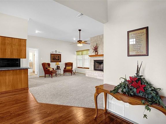 4th image of 912 Glengarden St