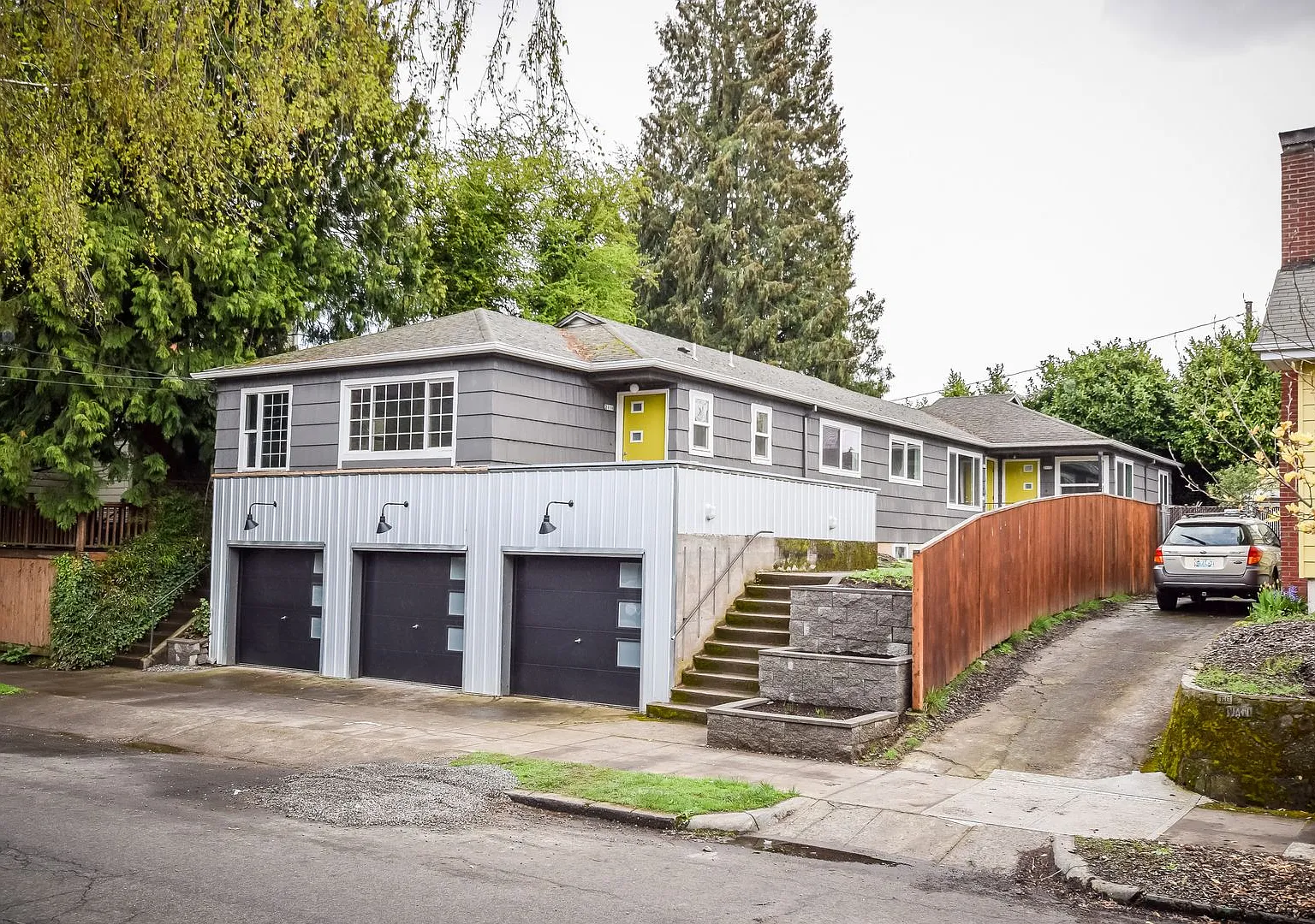 Beautiful Fully Renovated 3 Bedroom in GREAT Location!! — Photo 2