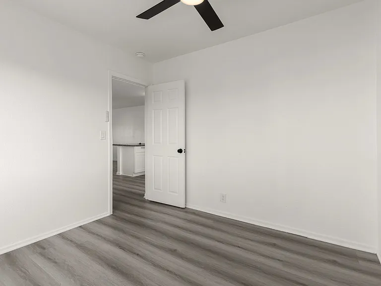 (Ar/Jo/Em:C) 1040 W. 91st Street — Photo 17