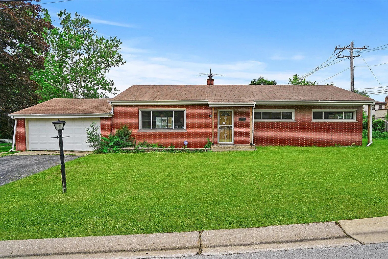 17123 Whittier Ave photo 1