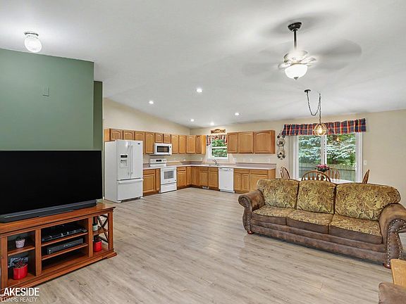 4th image of 593 Allison Dr