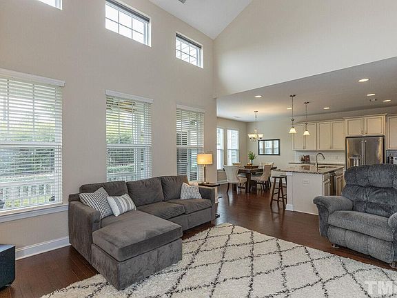 3rd image of 301 Acorn Hollow Pl
