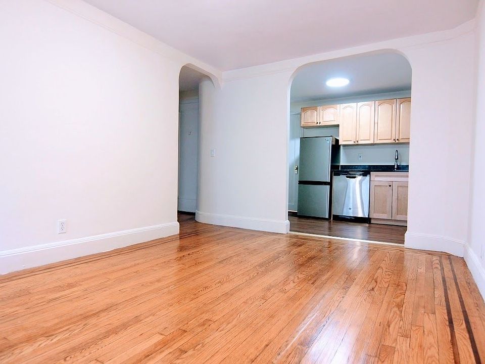 1st image of 211 W 16th St