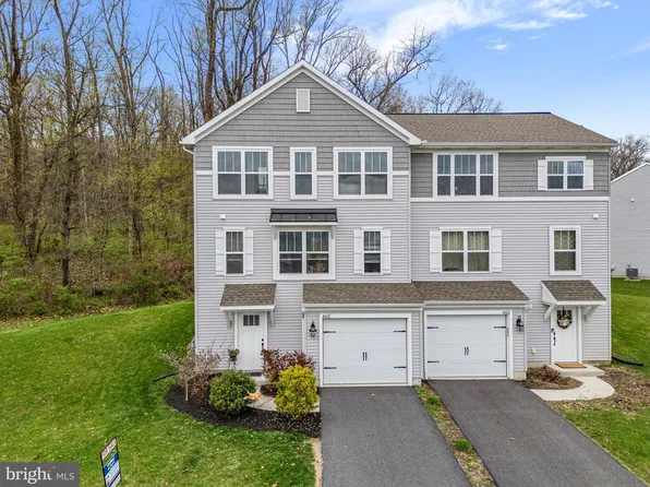 400 Smokering Dr, Robesonia, PA 19551