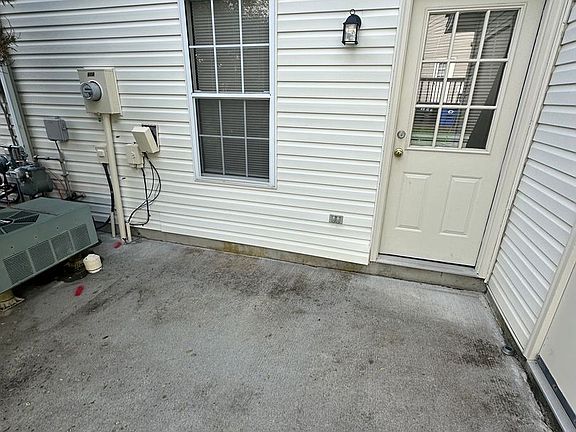 5th image of 818 Patrick Henry Dr