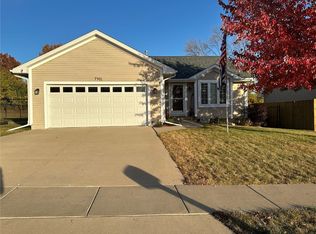 7501 Prairie Hawk Dr SW, Cedar Rapids, IA 52404