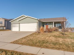 4424 Chamberlain Dr, Bismarck, ND 58503