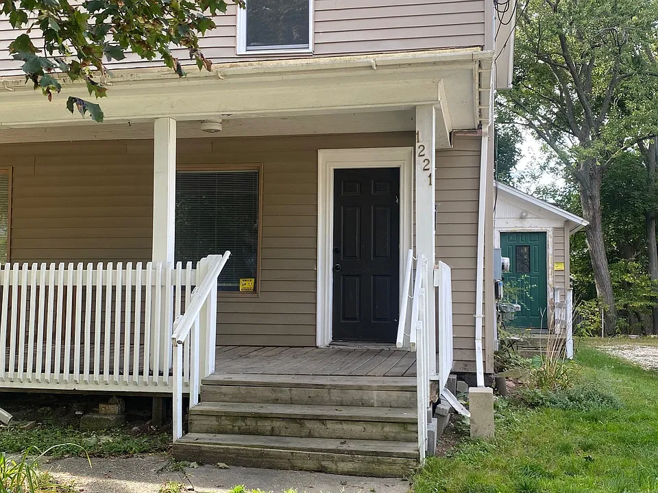 1221 N High St