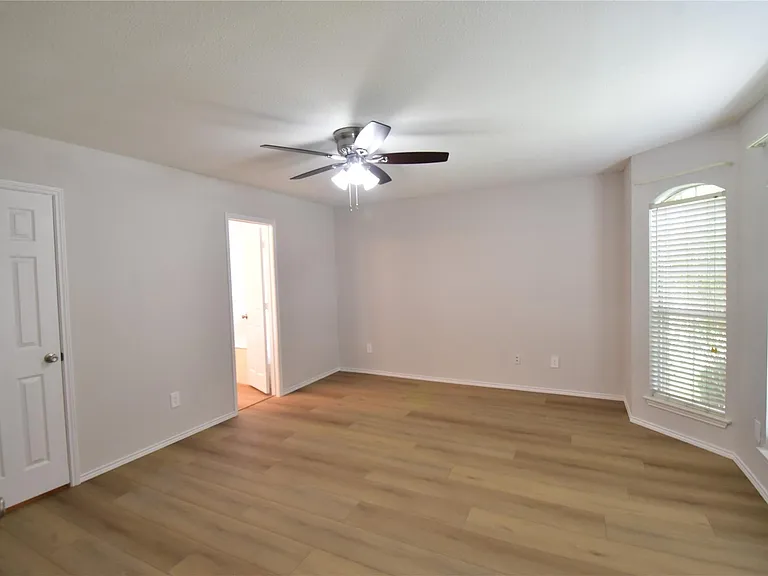 7837 Roundtable Rd — Photo 3