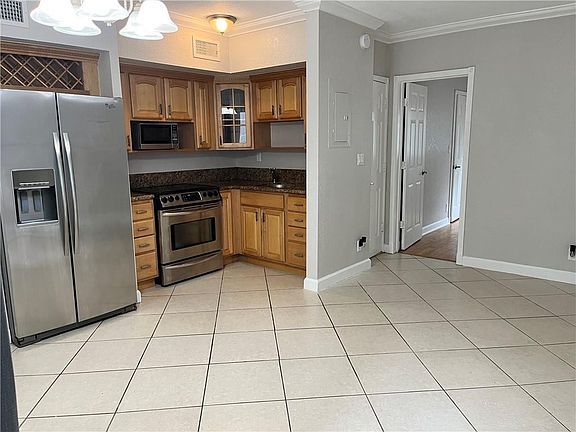 3rd image of 924 SE 2nd Street #12