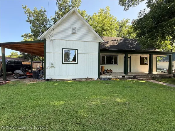 722 E Chism St, Paris, AR 72855