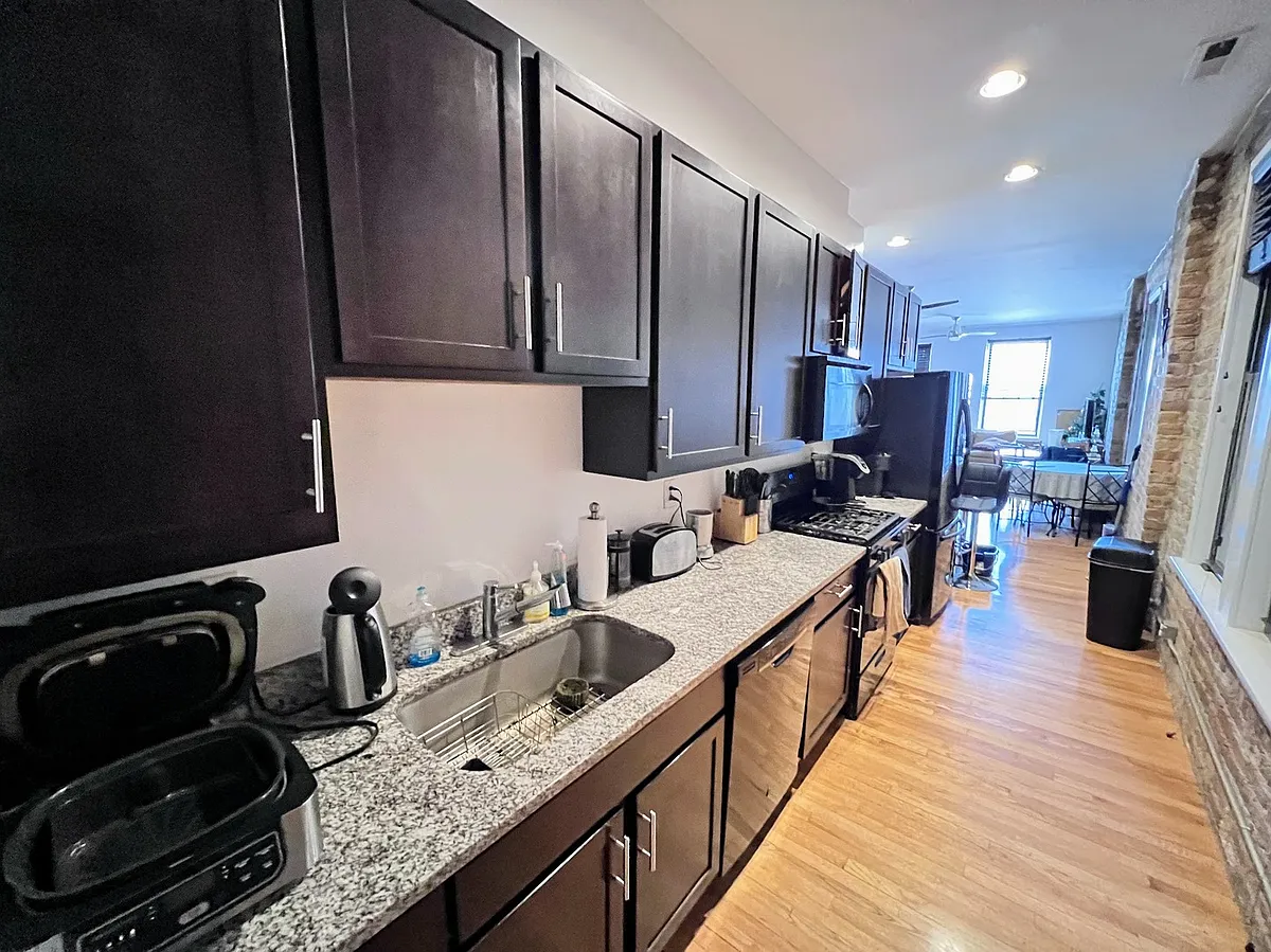 Building Photo - 2129 N Southport Ave #2C