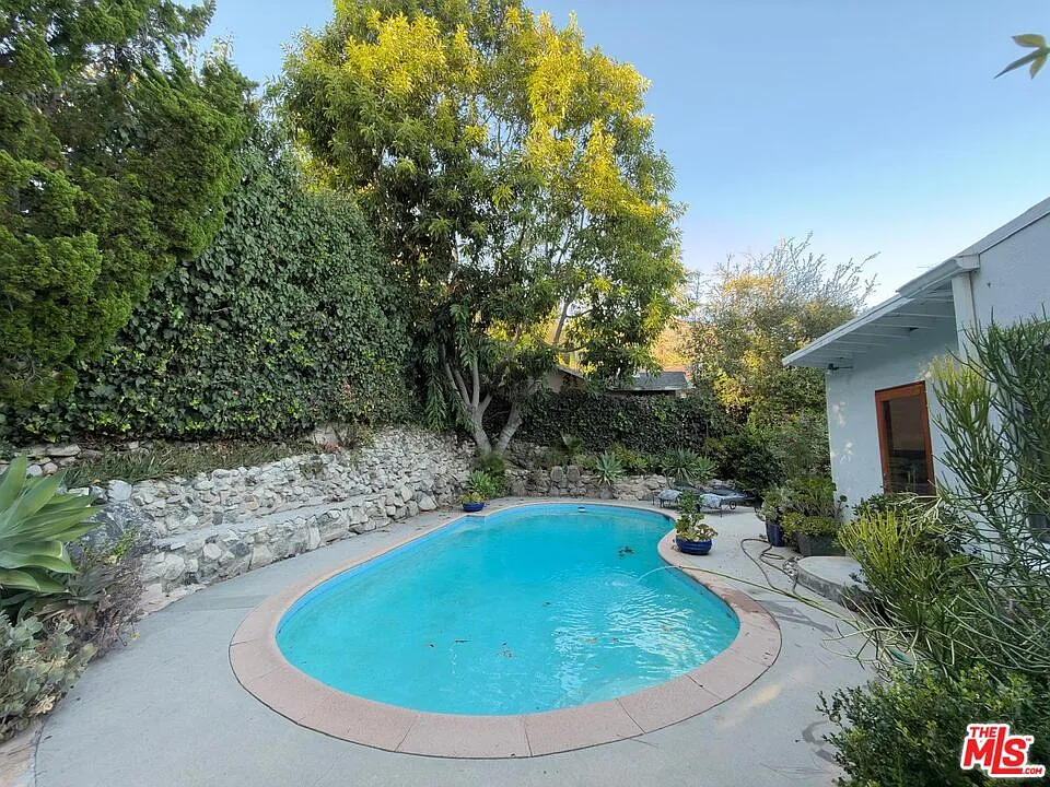 4 bed, 2.0 bath, 1650 sqft, $5,950 — Photo 2