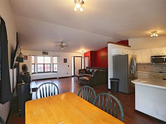 5th image of 15992 Linden Ln