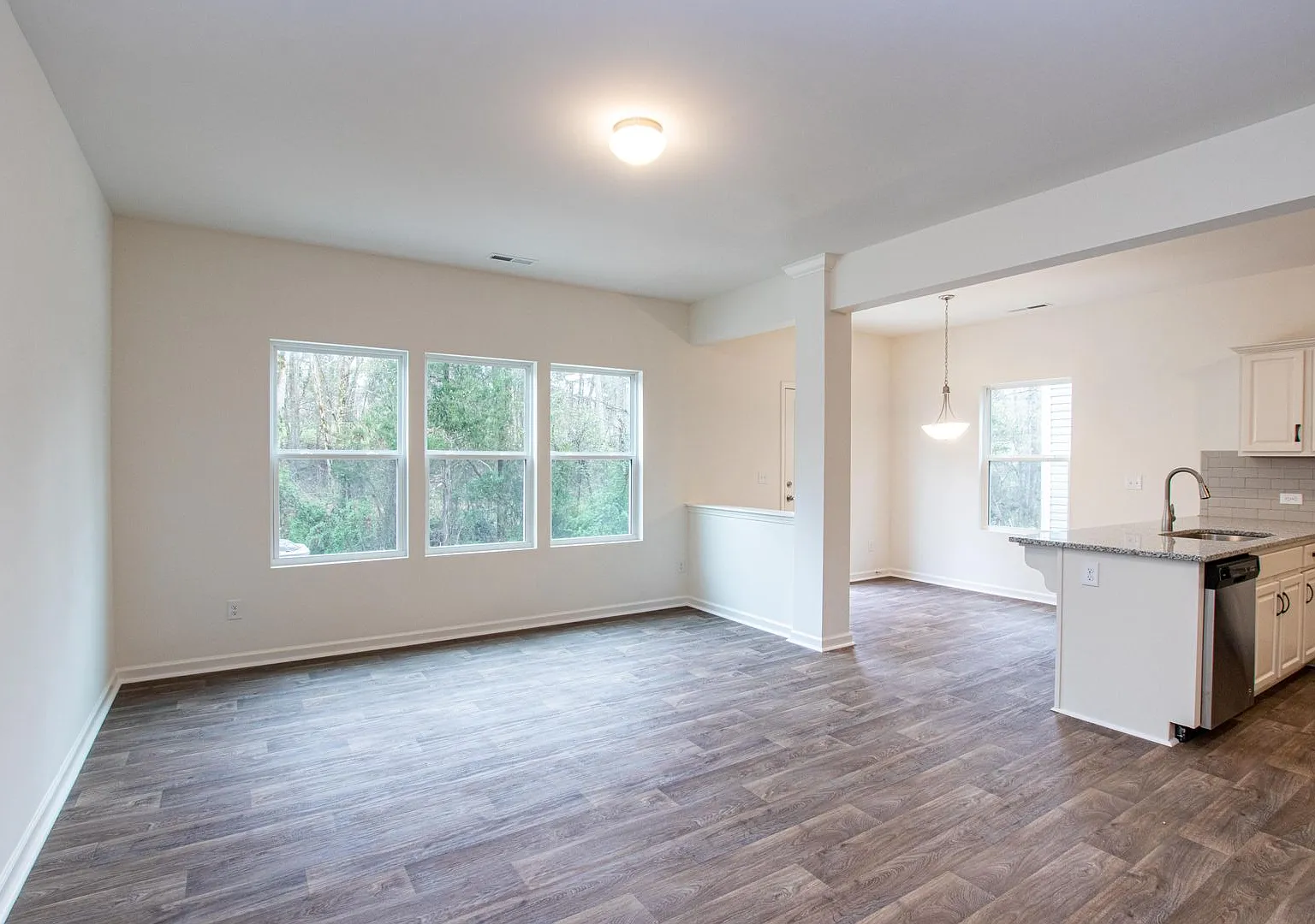 Beautiful 3 Bedroom In Midland Available October 2026 — Photo 4