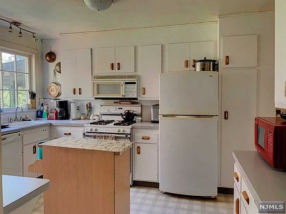 4th image of 300 Howard Ave